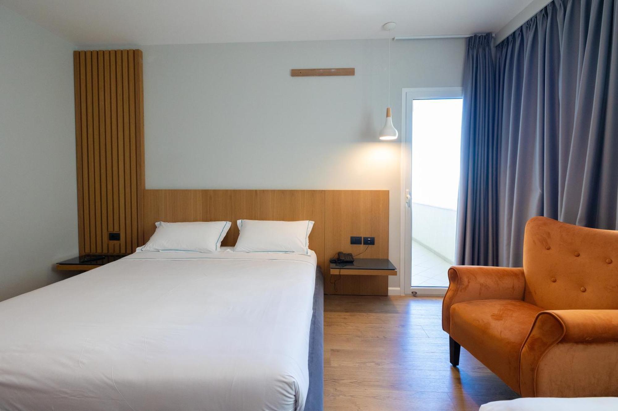Duka Hotel Vlorë Екстериор снимка