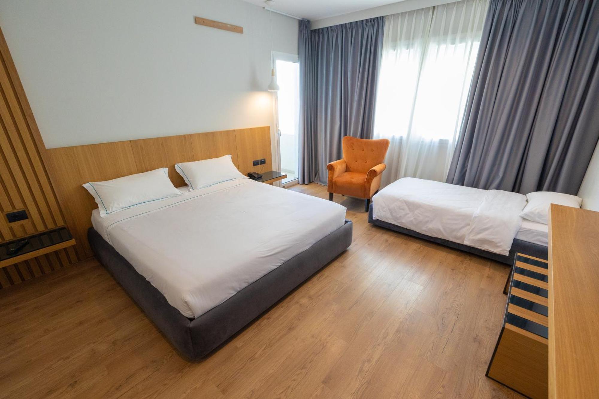 Duka Hotel Vlorë Екстериор снимка