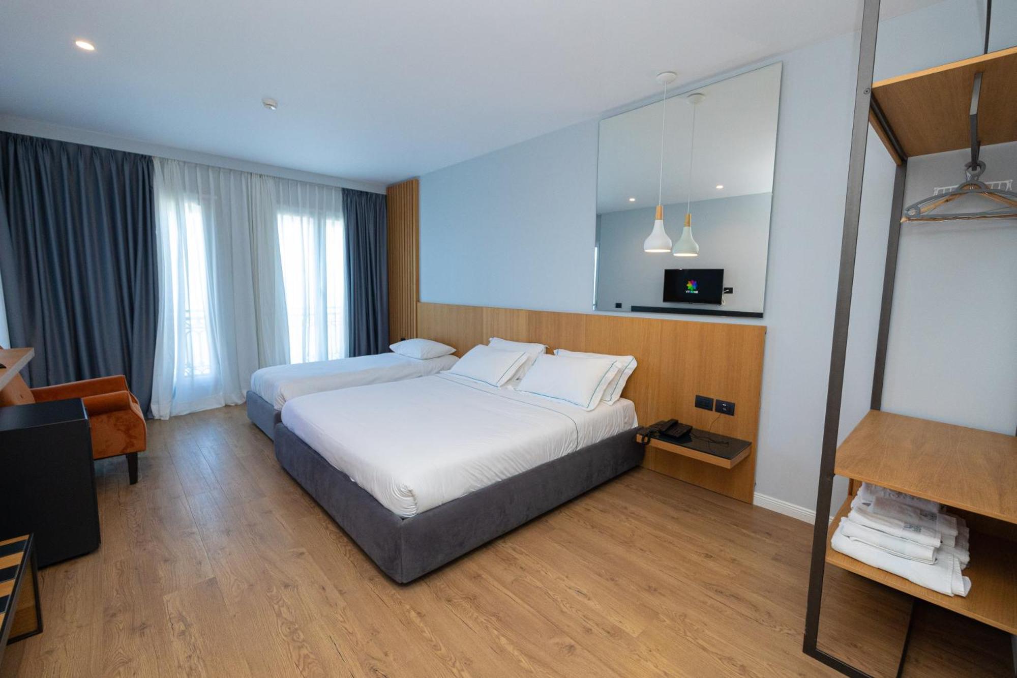 Duka Hotel Vlorë Екстериор снимка