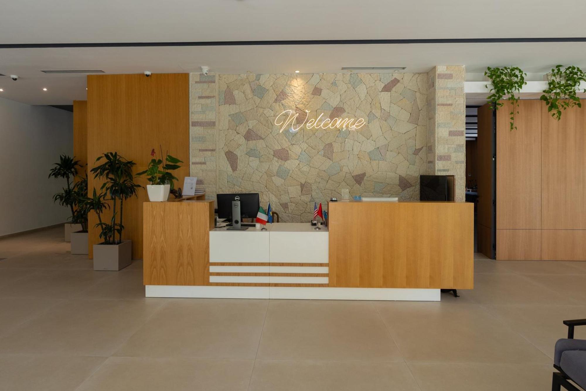 Duka Hotel Vlorë Екстериор снимка
